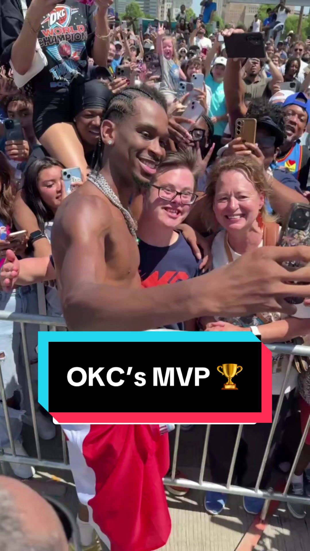 Shai enjoying the parade 🥳 🎉 @OKC Thunder 