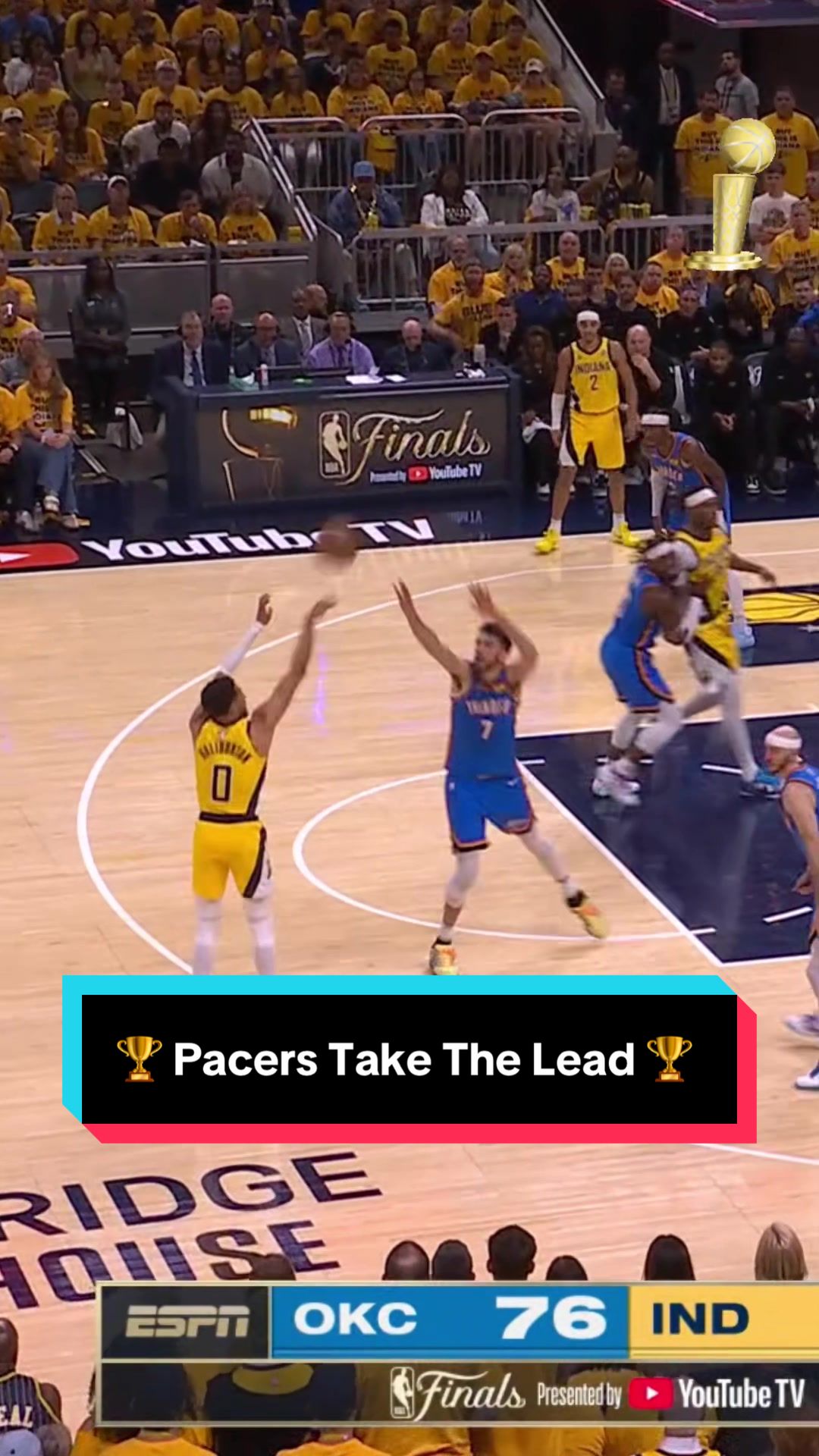 Haliburton hits the three to give the Pacers the lead 🔥 