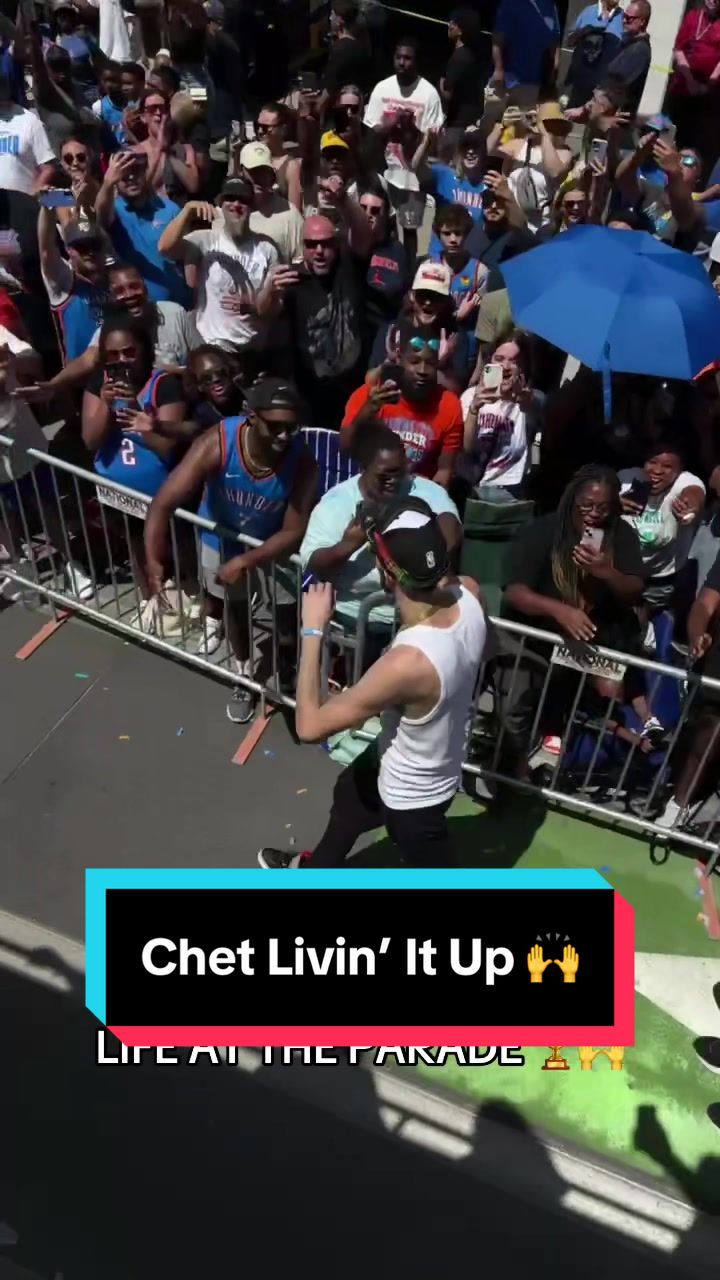 Rumour has it Chet is still high-fiving fans 🙌😂 