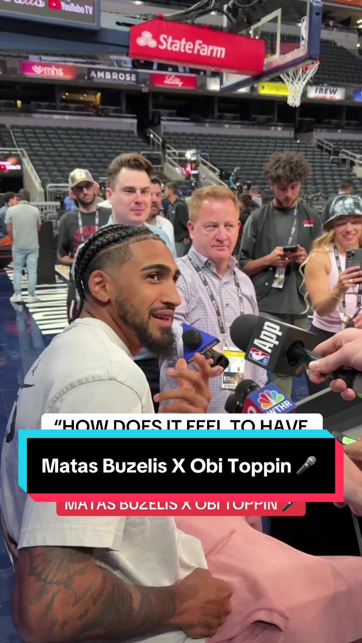 Player correspondent Matas Buzelis asks Obi Toppin an interview question 🎤 