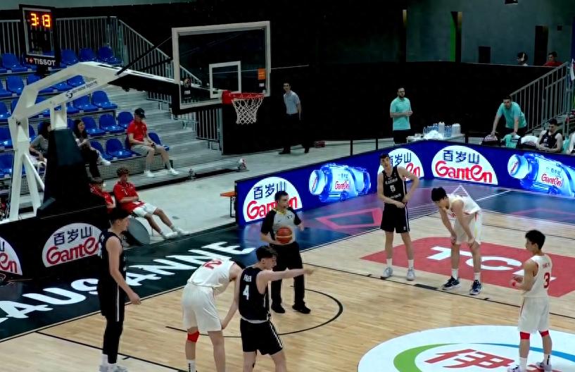 Another half-time collapse! Xun Sinan scores 12 points as China U19 men&#39;s basketball suffers a heavy defeat to Slovenia, marking their third consecutive loss.