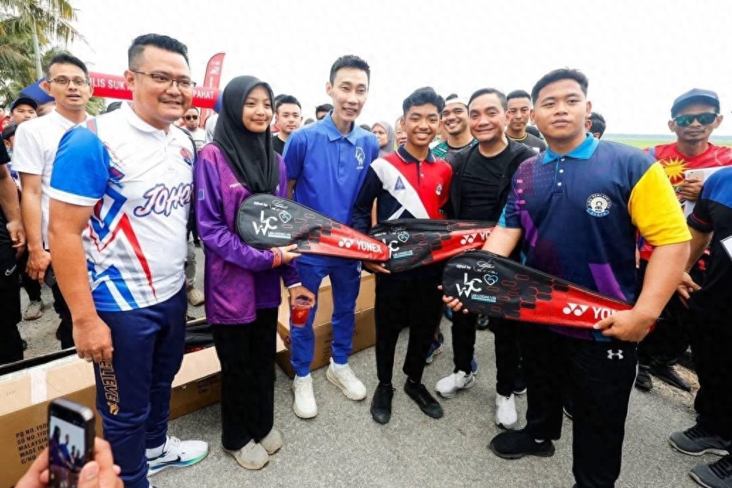 Malaysian badminton legend Lee Chong Wei visited Muar and presented 100 badminton rackets as gifts.