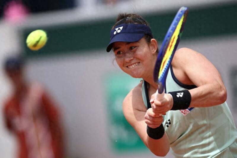 Taipei&#39;s top player, Joanna Garb, has successfully kicked off her campaign in the 2025 Wimbledon qualifiers, securing her first victory on grass at a Grand Slam.