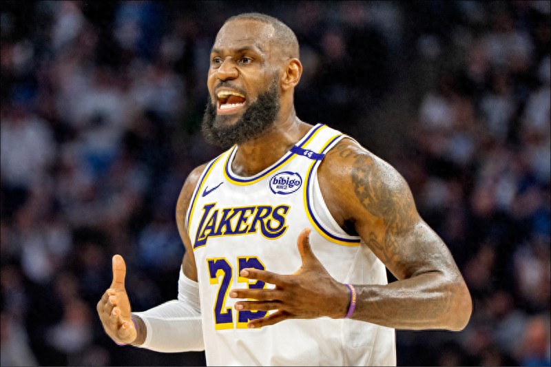 Lakers star LeBron James has decided to play one more year in pursuit of his fifth NBA championship, with retirement timing still drawing widespread attention.