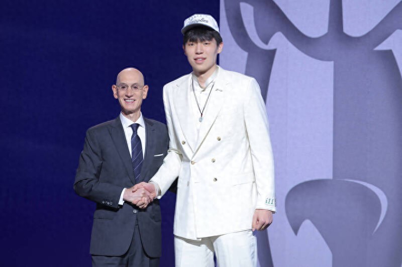 Receiving the most unforgettable birthday gift, Yang Hansen was selected at the 16th pick in the first round of the 2025 NBA Draft.