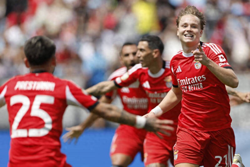 Benfica achieved a surprising first victory in their history against Bayern Munich, advancing to the Round of 16 in the 2025 Club World Cup as the top team in Group C.
