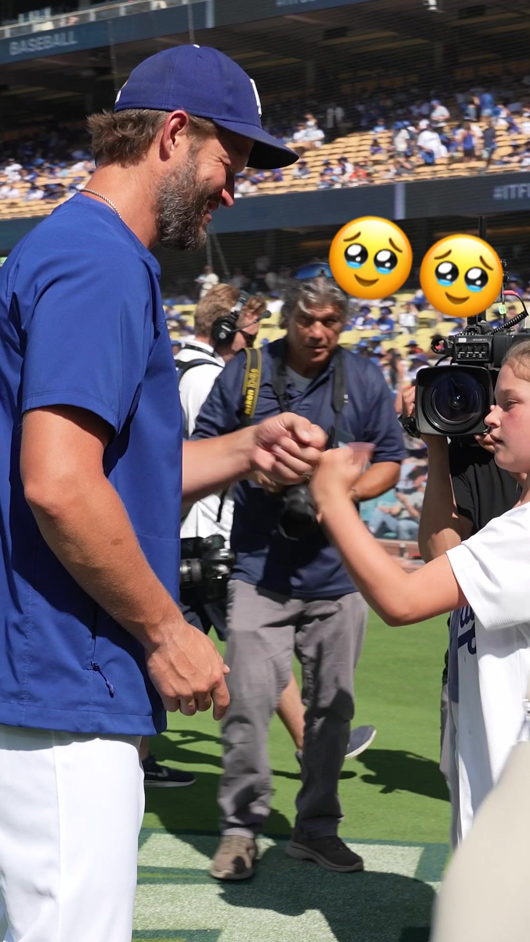 Clayton Kershaw and his special handshake with Cali. 🥹 