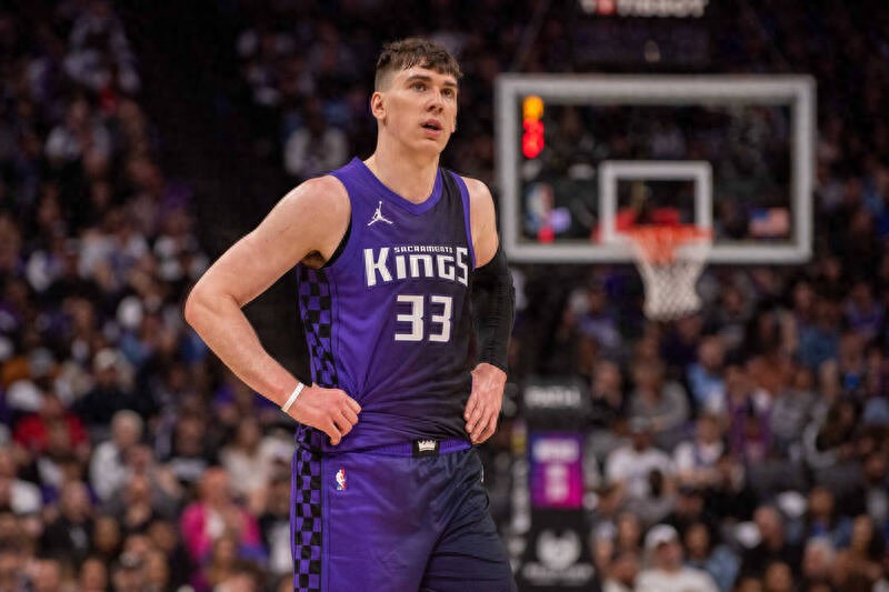 The Lakers signed Jack LaRavia to a 2-year, $12 million deal to fill the gap left by Smith&#39;s departure.