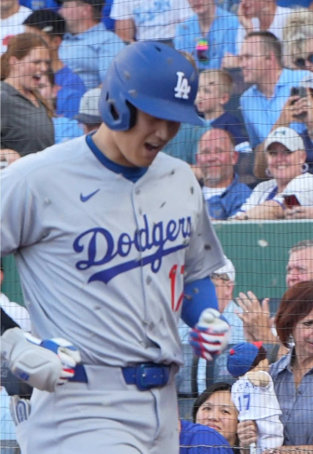 Shohei starts the game with a homer! 