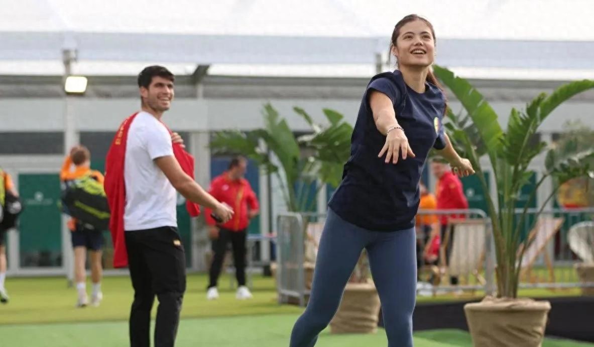 Is a tennis power couple emerging? The close interaction between Raducanu and Alcaraz has sparked speculation.